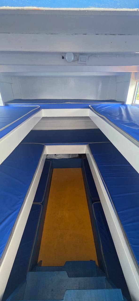 Cabine interna do Barco Venicio com assentos acolchoados